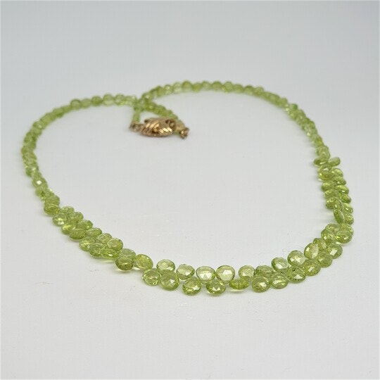 Halsband med briolettslipade peridot