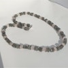 Halsband med tunna skivor av labradorit och rosenkvarts