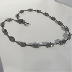Halsband med tunna skivor av labradorit och hematit