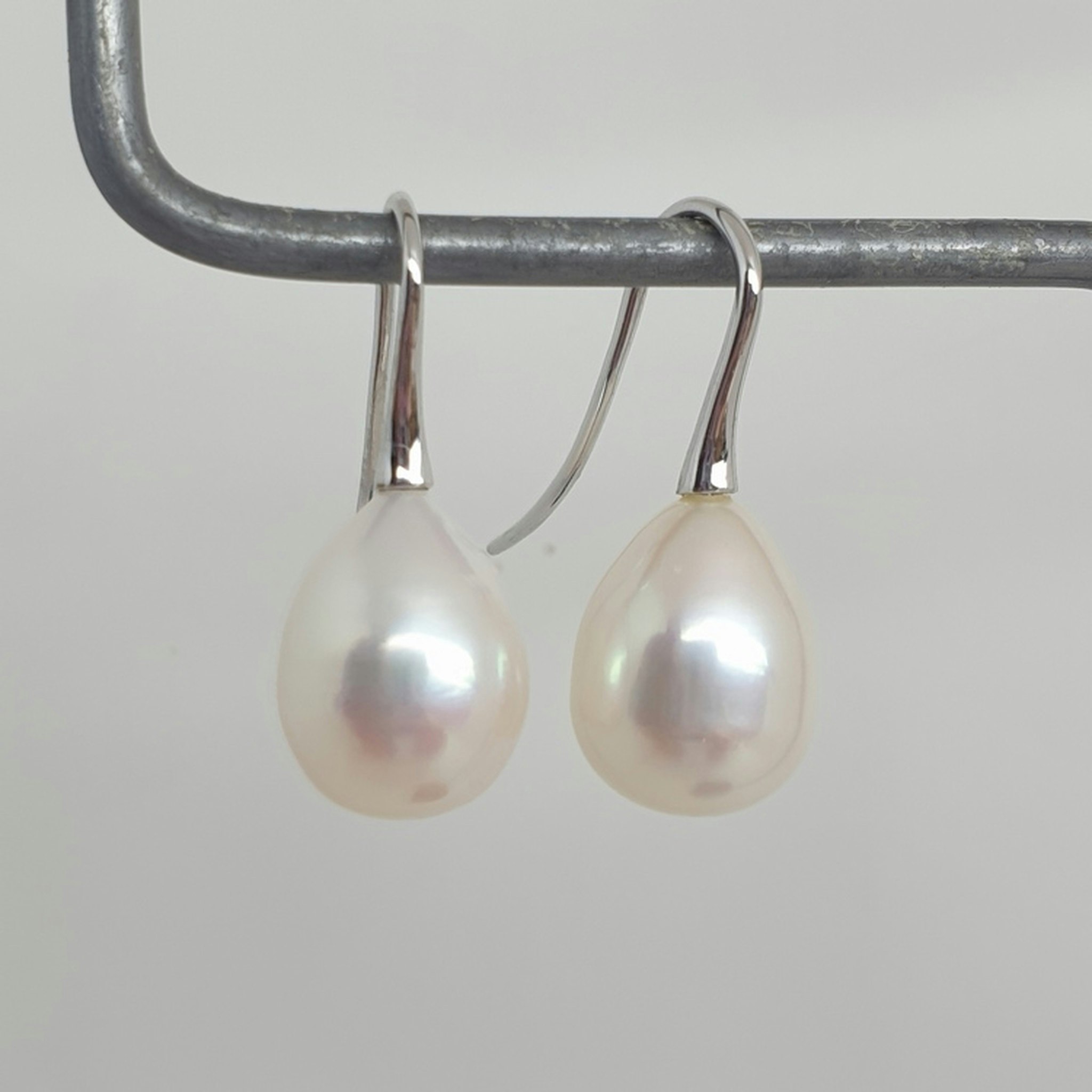 Vita stora droppformade pärlor 11 mm på 18K vitguldskrok