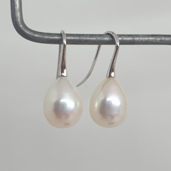 Vita stora droppformade pärlor 11 mm på 18K vitguldskrok