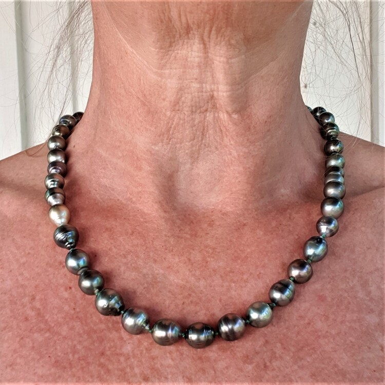 Halsband med grå-gröna tahitipärlor 9-11 mm