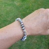 Armband med silver pastelltonade pärlor