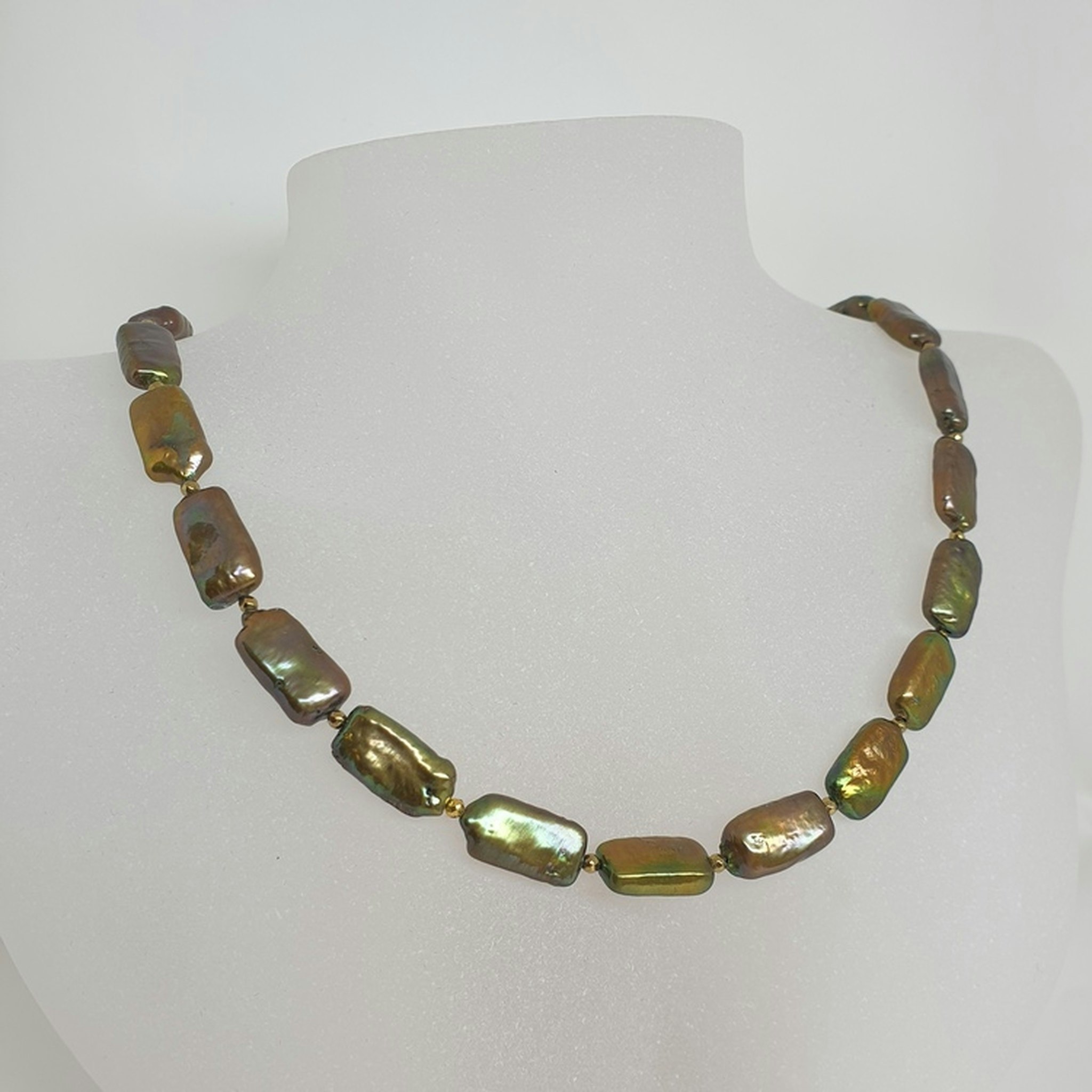 Halsband med gröna avlånga pärlor och förgyllt silverlås