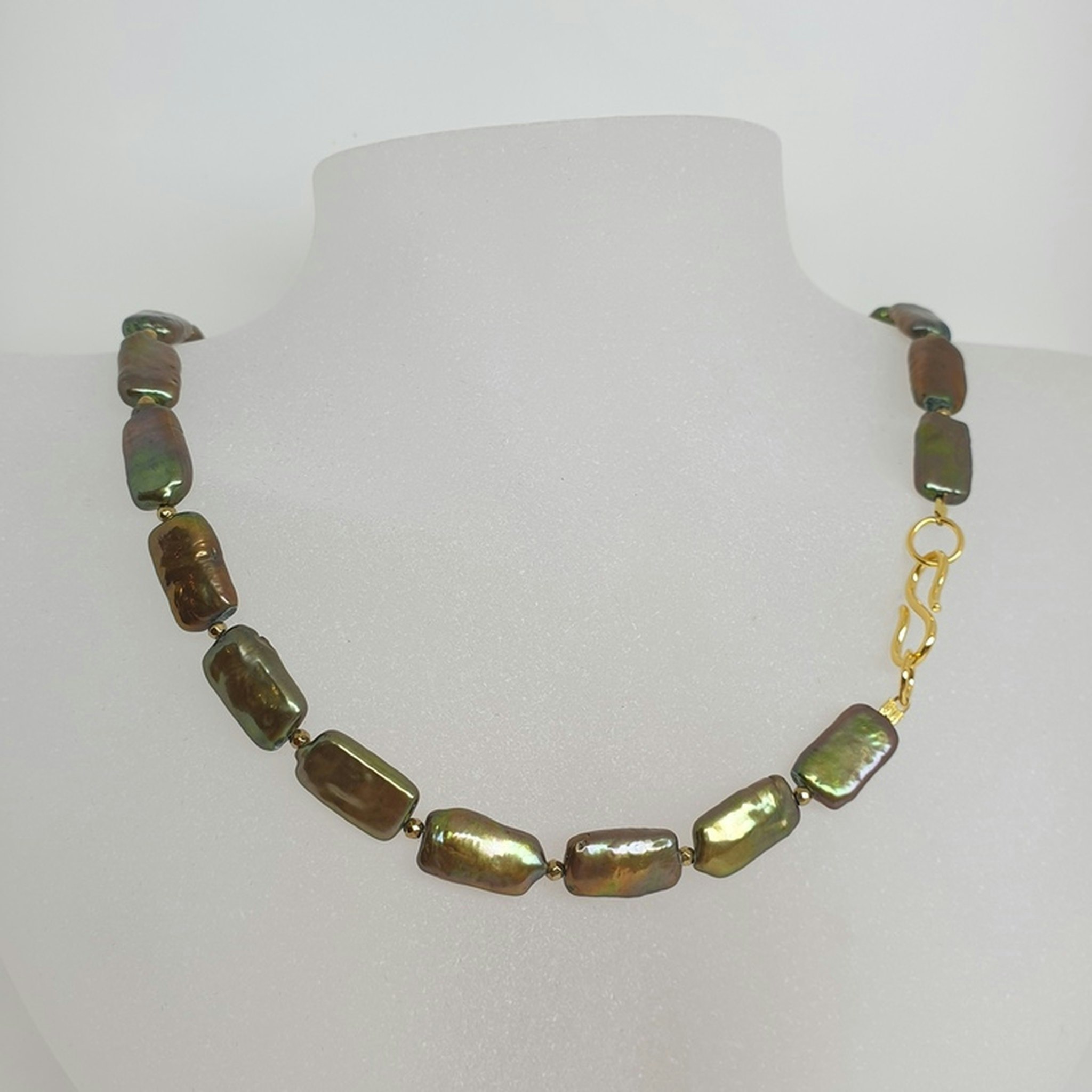 Halsband med gröna avlånga pärlor och förgyllt silverlås