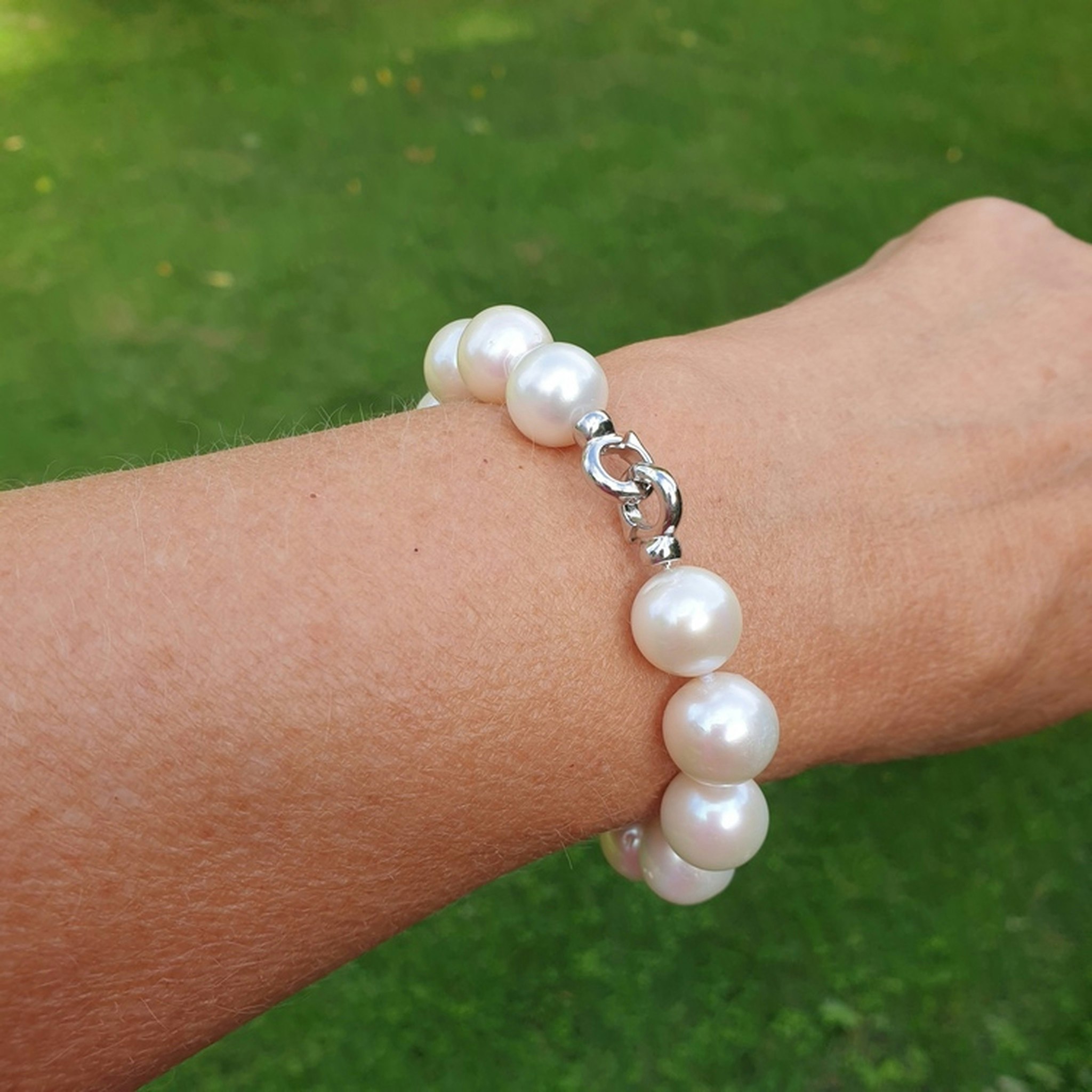 Armband med stora vita pärlor 12 mm och silverlås