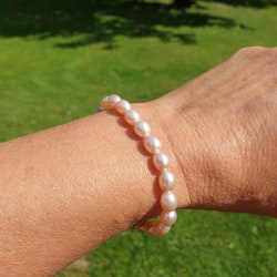 Armband med rosa pärlor på resår