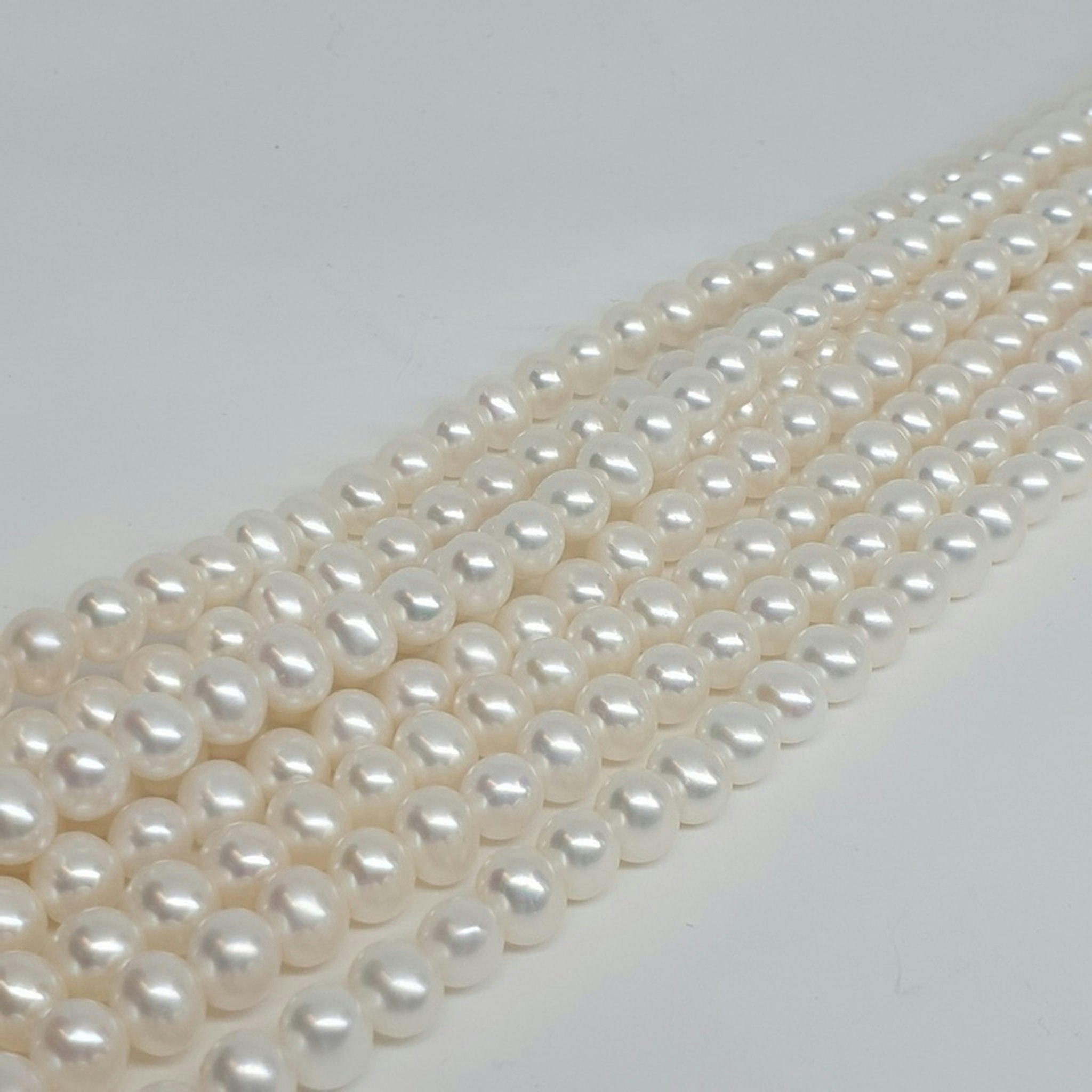 Vita runda pärlor 6-6,5 mm