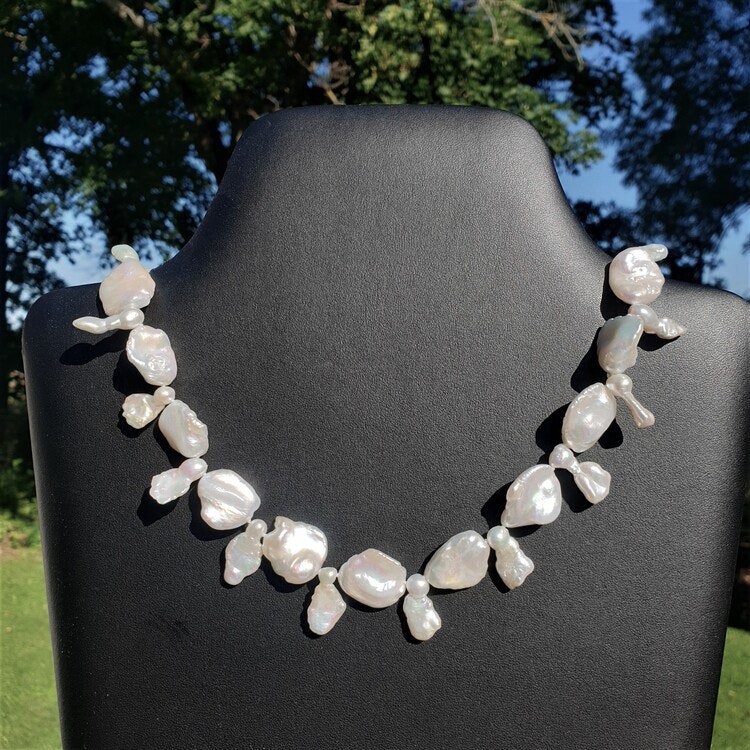 Halsband med vita pärlor och vackert silverlås