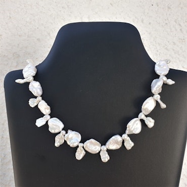 Halsband med vita pärlor och vackert silverlås