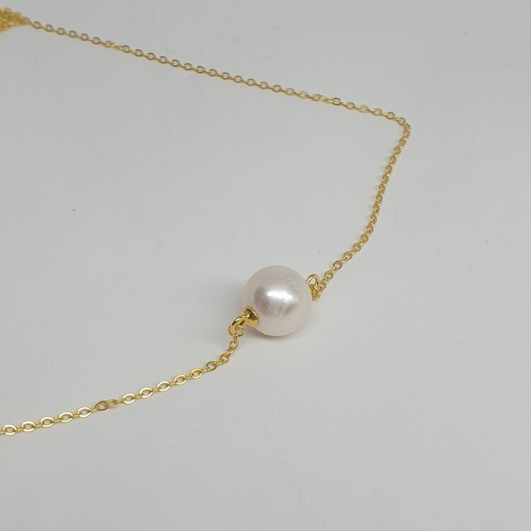 Vit rund pärla 11 mm med fin lyster och förgylld silverkedja