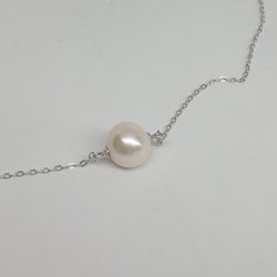 Halsband med vit rund pärlor och ställbar silverkedja