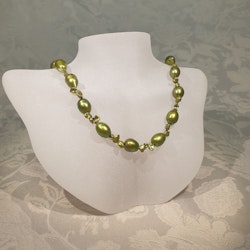 Halsband med gröna ovala pärlor och förgyllt silverlås
