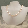 Halsband med naturfärgade dubbla rosa pärlor