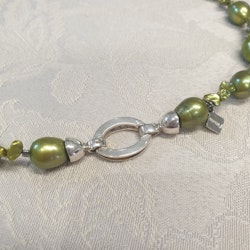 Halsband med gröna ovala pärlor och förgyllt silverlås