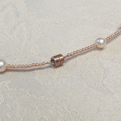 Halsband med pärlor i rosa-guld färgton