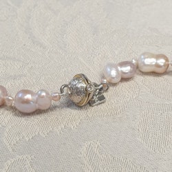 Halsband med naturfärgade dubbla rosa pärlor