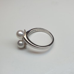 Silverring med två vita odlade pärlor
