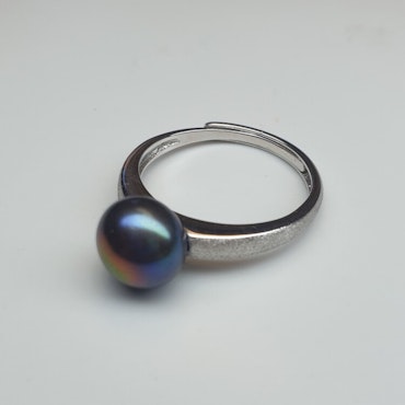 Silverring med blå odlad pärla