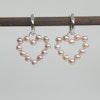 Hjärtformade hängen med rosa pärlor för creolringar