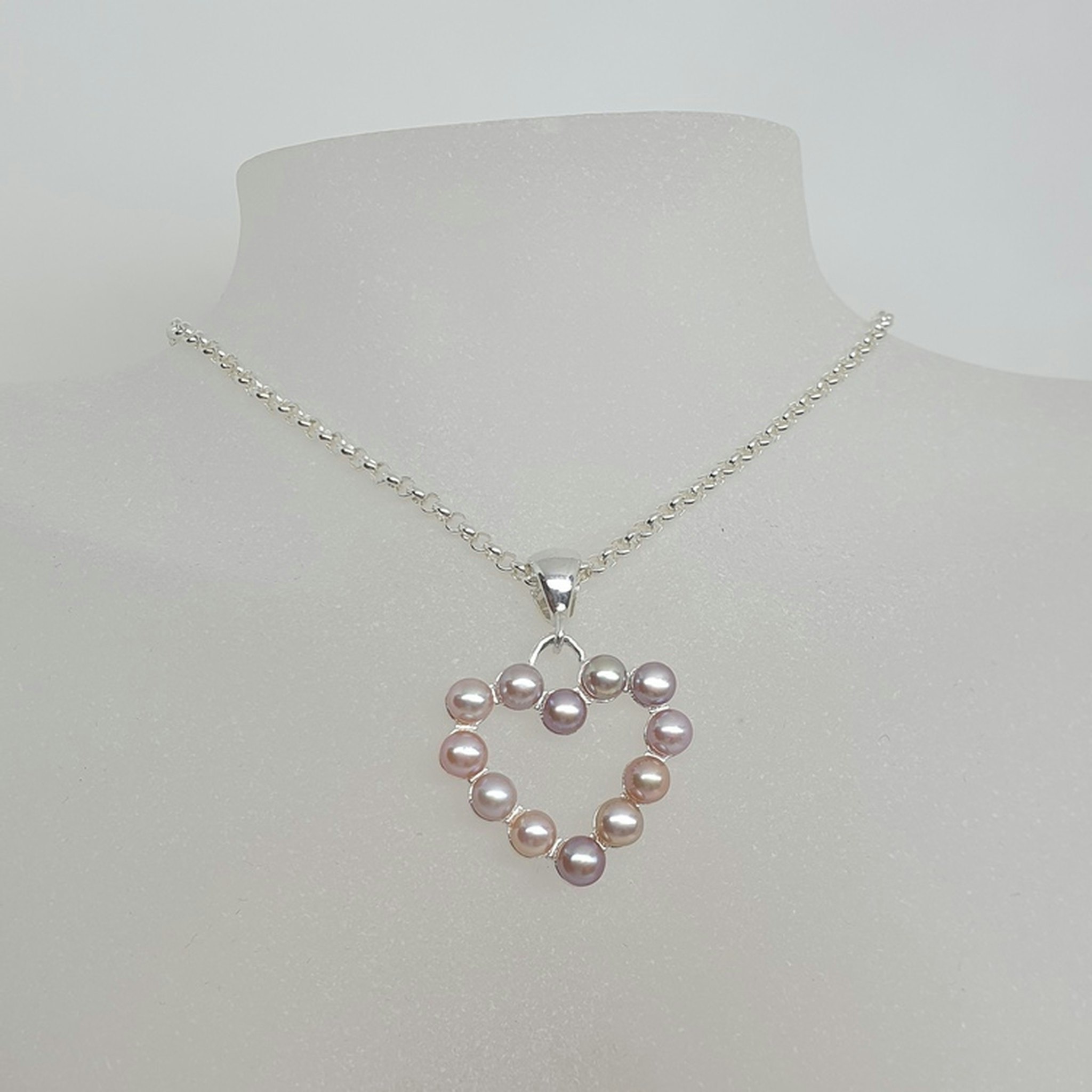 Hjärtformat silverhänge med rosa sötvattenpärlor