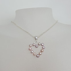 Hjärtformat silverhänge med rosa sötvattenpärlor