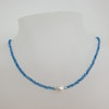 Halsband med fasettslipad 2 mm apatit och vit pärla