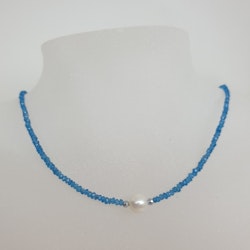 Halsband med fasettslipad 2 mm apatit och vit pärla