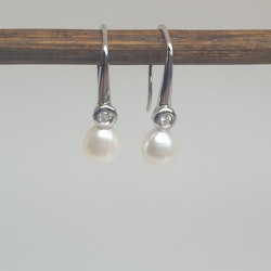 Örhängen med vit pärla på silverkrok
