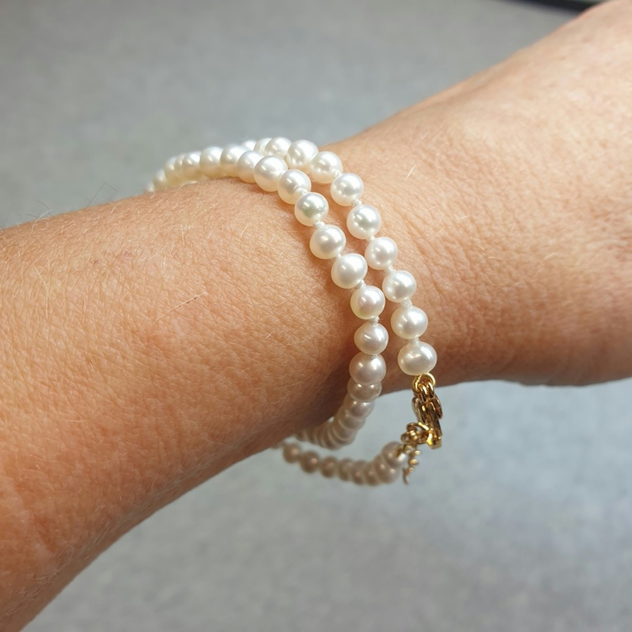 Trendigt litet pärlhalsband med vita 4-4,5 mm pärlor