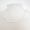 Trendigt litet pärlhalsband med vita 4-4,5 mm pärlor