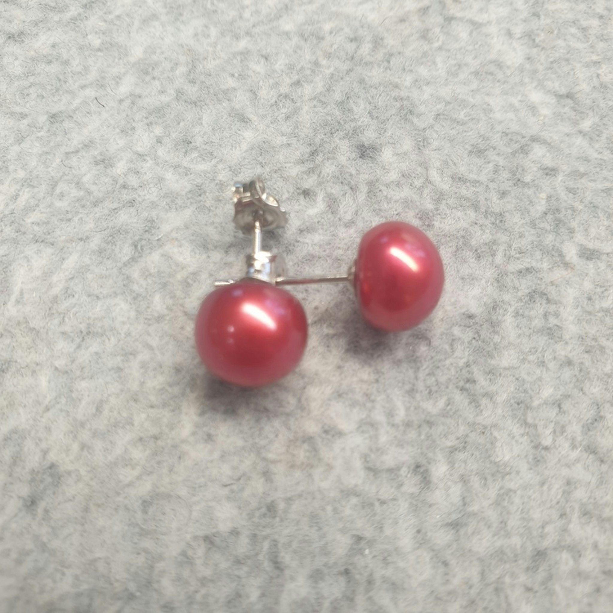 Röda pärlor på silverstift 8-9 mm