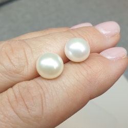 Vita pärlor på förgyllda silverstift 10 mm