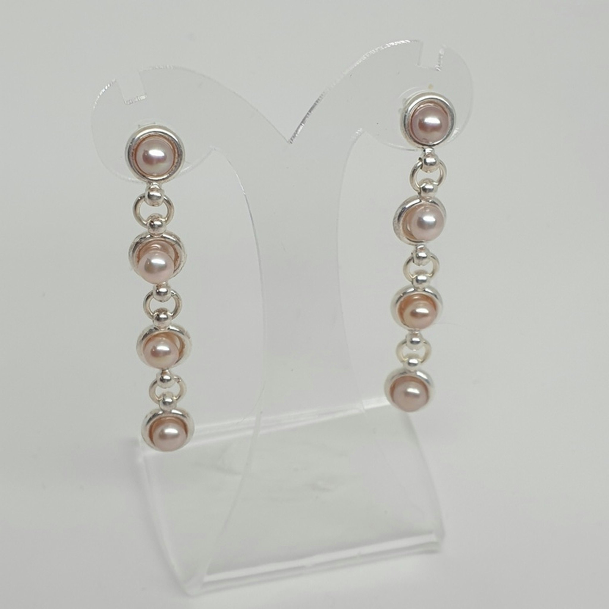 Örhängen med rosa pärlor på silver