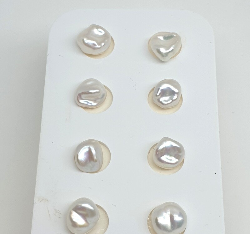 Ojämna vita pärlor halvborrade 8,5-9 mm