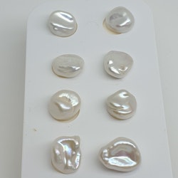 Ojämna vita pärlor halvborrade 10-11 mm