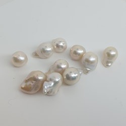 Mini barocka vita pärlor halvborrade 9,5-10 mm