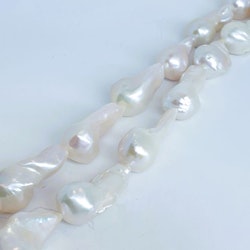 Vita barocka pärlor 12x18 mm på sträng