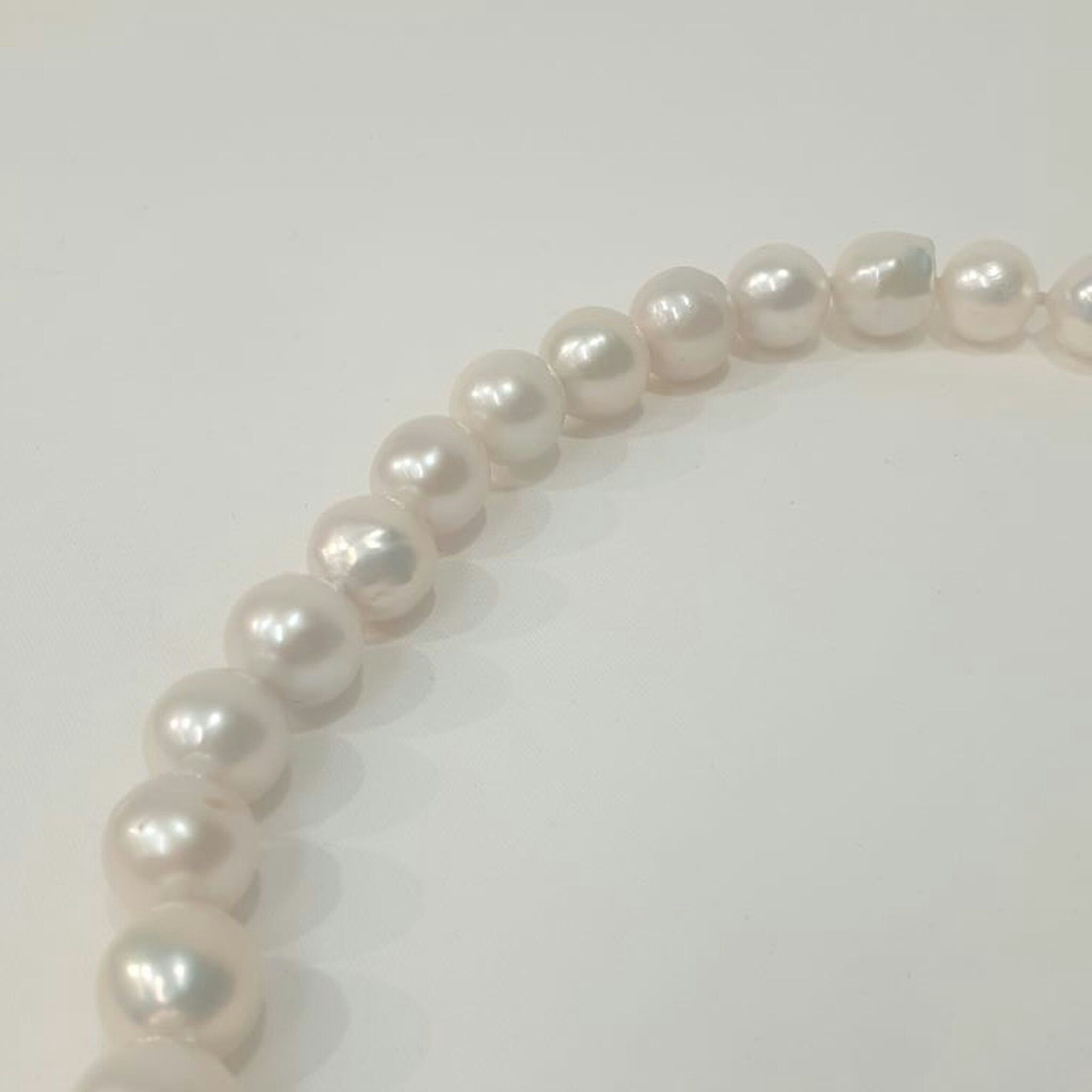 Pärlcollier med stora vita pärlor och silverlås