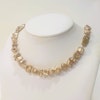 Halsband med guldfärgade pärlor