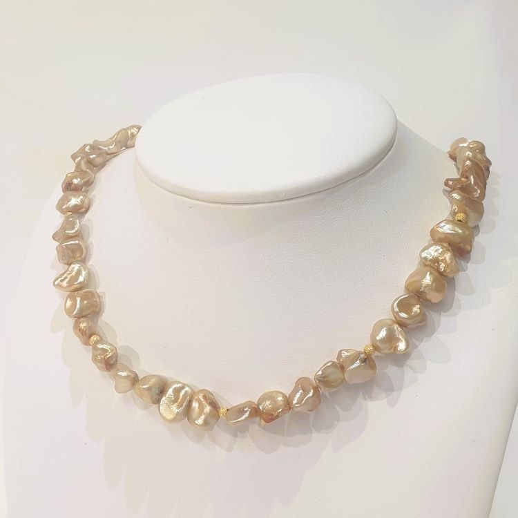 Halsband med guldfärgade pärlor