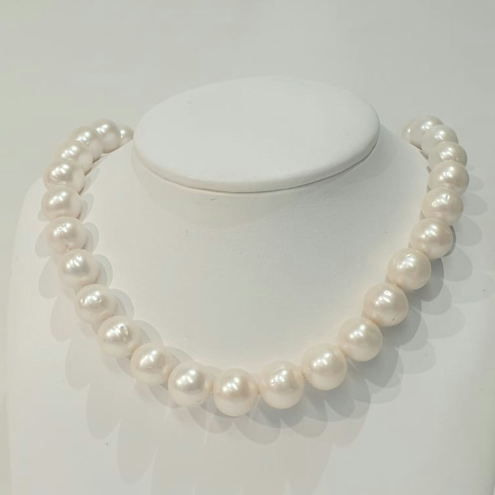 Magnifik collier med vita pärlor 12-13 mm