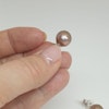 Magnifika stora, rosaskimrande pärlor på stift