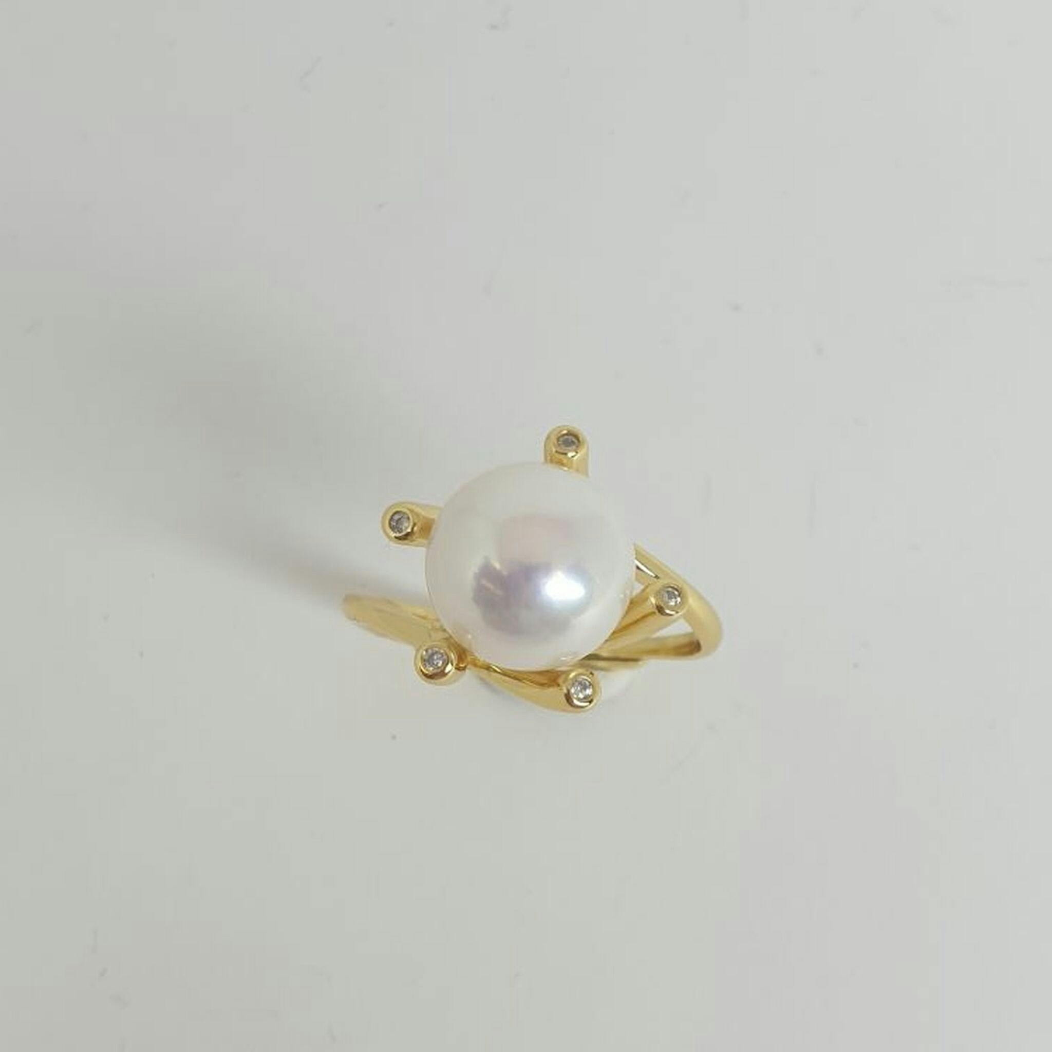 Förgylld ring i nickelfritt silver med stor vit odlad pärla