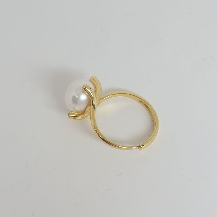 Förgylld ring i nickelfritt silver med stor vit odlad pärla