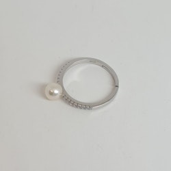 Liten silverring med vit odlad pärla och cubic zircon