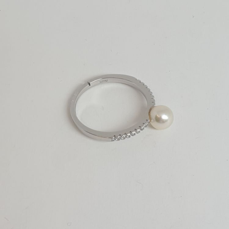 Liten silverring med vit odlad pärla och cubic zircon