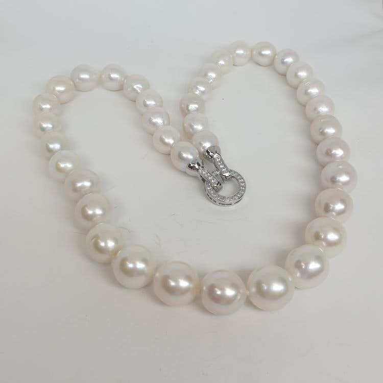Vacker pärlcollier med stora vita pärlor och elegant silverlås