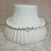 Vacker pärlcollier med stora vita pärlor och elegant silverlås