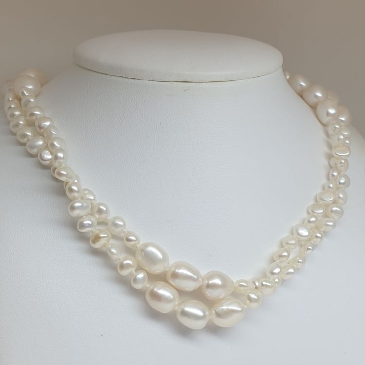 Halsband med vita pärlor i olika storlekar utan lås